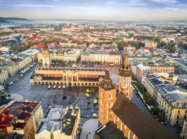 Güzel tarihi Pazar Meydanı, gündoğumu, Krakow, Polonya