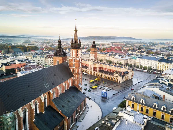 Praça do mercado histórico bonito ao nascer do sol, Cracóvia, Polônia — Fotografia de Stock