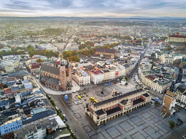 Hermosa plaza histórica del mercado al amanecer, Cracovia, Polonia —  Fotos de Stock