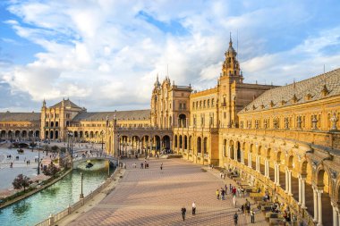 Plaza de Espana ile birçok turist, Sevilla, İspanya