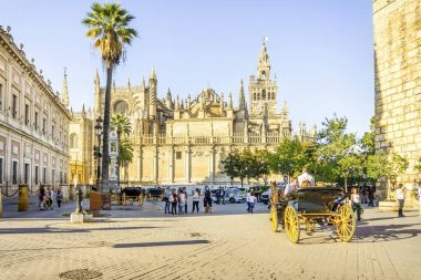 Turistler, Seville, İspanya ile bkz: Saint Mary Katedrali