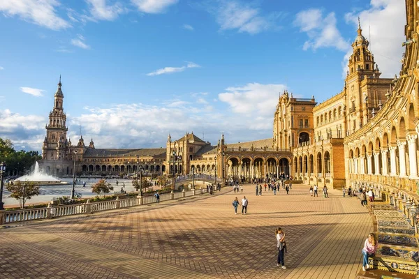 La Plaza de España con muchos turistas, Sevilla, España —  Fotos de Stock
