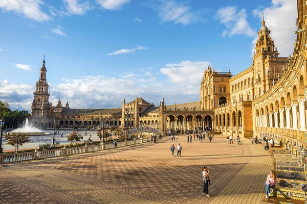 Plaza de Espana ile birçok turist, Sevilla, İspanya