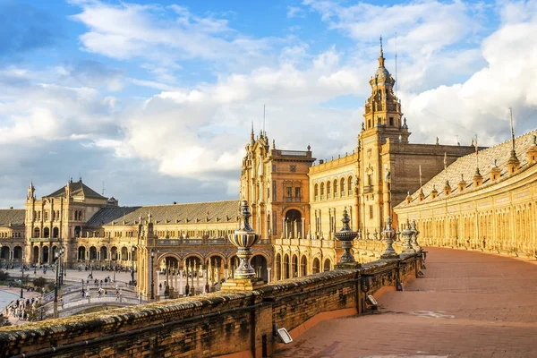 La Plaza de España con muchos turistas, Sevilla, España —  Fotos de Stock