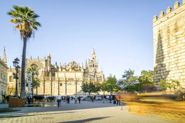 Katedrális, Szent Mária-lásd a turisták, Sevilla, Spanyolország — Stock Fotó