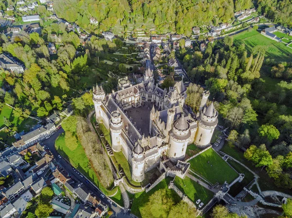 Erstaunliche Burg in Pierrefonds, Frankreich — Stockfoto