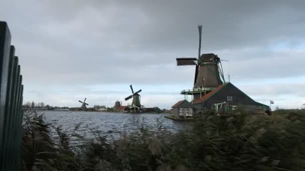 Prachtige historische windmolens in de Zaanse Schans, Nederland — Stockvideo