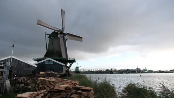 Prachtige historische windmolens in de Zaanse Schans, Nederland — Stockvideo