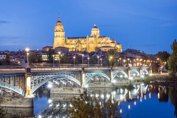 Katedralen i Salamanca och bron över floden Tormes, Spanien — Stockfoto