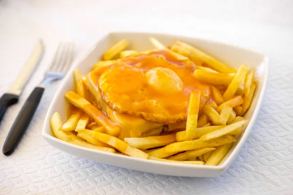 Francesinha - cocina tradicional de Oporto, Portugal — Foto de Stock