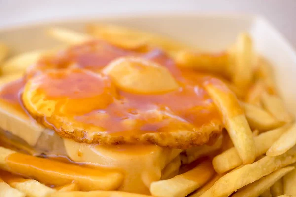 Francesinha - cuisine traditionnelle de Porto, Portugal — Photo