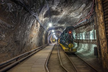 Sarı ve yeşil yolcu treni madende