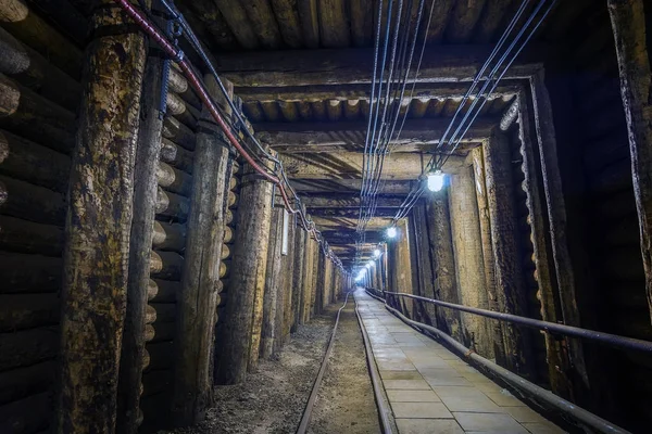 Túnel subterrâneo iluminado na mina velha — Fotografia de Stock