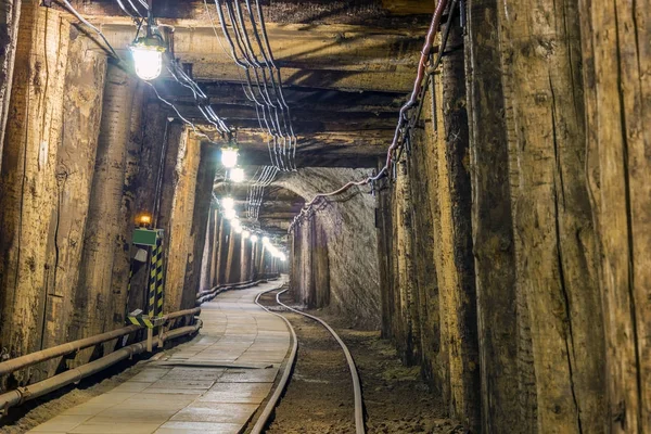 Túnel subterrâneo iluminado na mina velha — Fotografia de Stock