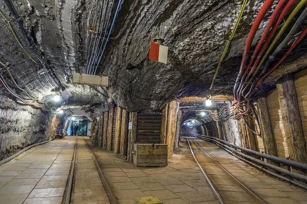 Zwei beleuchtete unterirdische Stollen in altem Bergwerk — Stockfoto