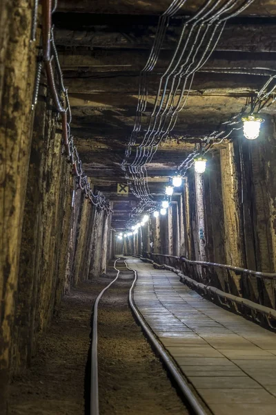 Belysta underjordisk tunnel i gammal gruva — Stockfoto