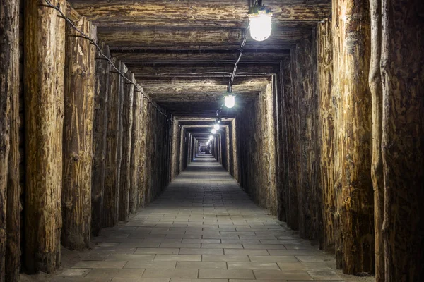 Tunnel sotterraneo illuminato nella vecchia miniera — Foto Stock