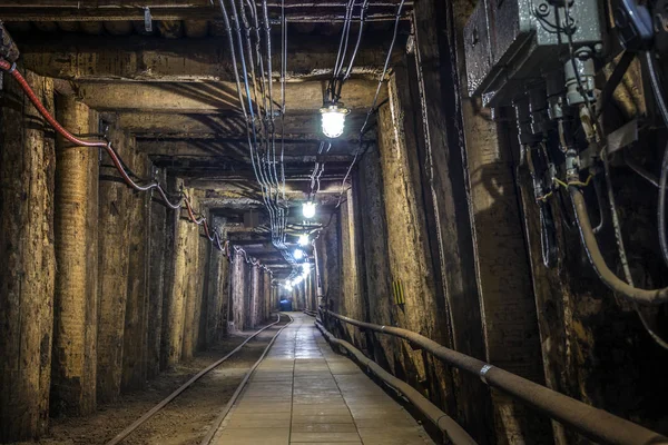 Tunnel sotterraneo illuminato nella vecchia miniera — Foto Stock