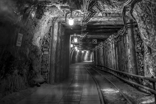 Tunnel sotterraneo illuminato nella vecchia miniera — Foto Stock