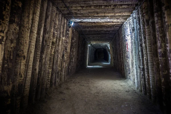 Освітлений підземний тунель у старій шахті — стокове фото