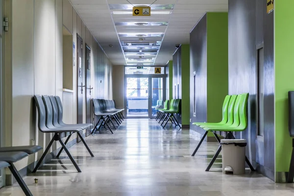 Corredor con sillas para pacientes en hospital moderno — Foto de Stock