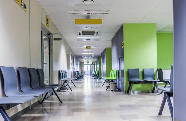 Korytarz z krzesłami dla pacjentów w nowoczesny szpital — Zdjęcie stockowe