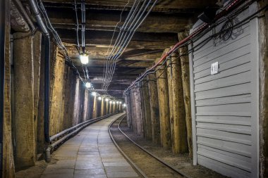 Benim eski yeraltı tüneli aydınlatılmış 