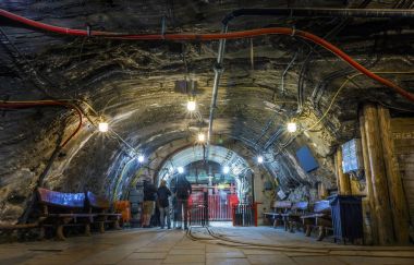 Bir kaç turist bekleyen yeraltı asansörü madene