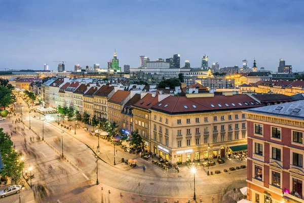 Varşova şehir merkezinde modern ofis binaları ile eski sokak, — Stok fotoğraf