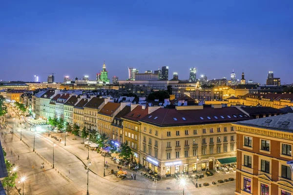 Régi utca a belvárosban, a Varsói modern irodaházak, — Stock Fotó