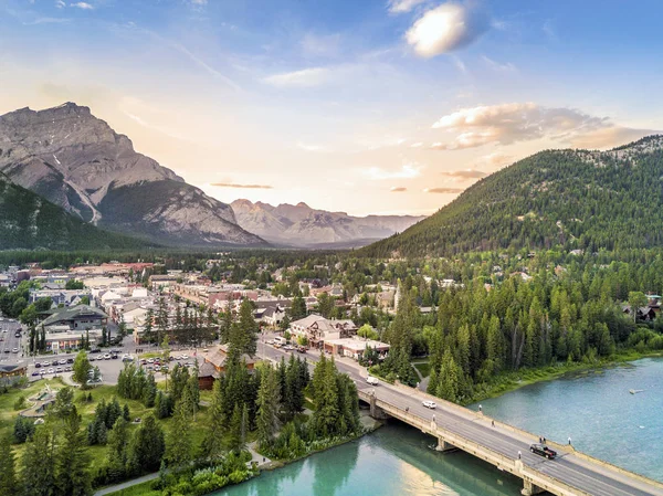 Increíble paisaje urbano de Banff en las Montañas Rocosas, Alberta, Canadá — Foto de Stock