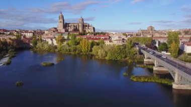 Tarihi katedral büyük şehir Salamanca üzerinde Castilla ve Leon, İspanya yükseltilmiş