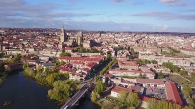 Tarihi katedral büyük şehir Salamanca üzerinde Castilla ve Leon, İspanya yükseltilmiş