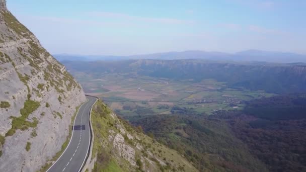 Straße durch delika canyon mit fluss nervion, alava, spanien — Stockvideo