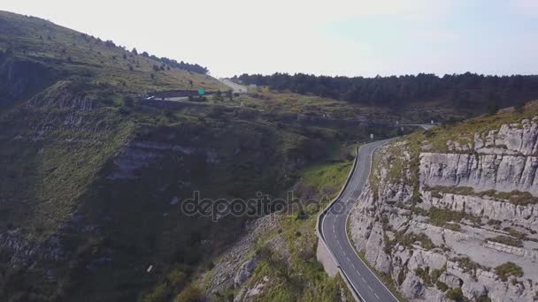 Route à travers le canyon de Delika avec la rivière Nervion, Alava, Espagne 