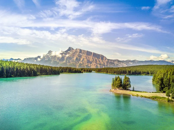 Hermoso lago Minnewanka con pequeña península, Banff Nacional P — Foto de Stock