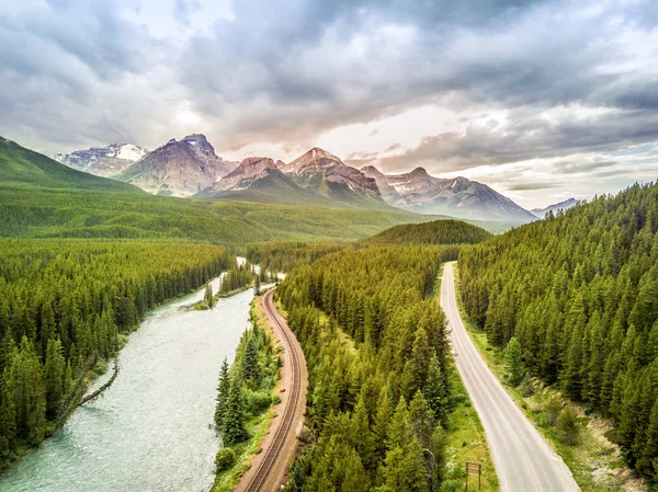 加拿大落基山脉山脉中的弓河鸟瞰图 — 图库照片