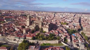 Tarihi katedral büyük şehir Salamanca üzerinde Castilla ve Leon, İspanya yükseltilmiş