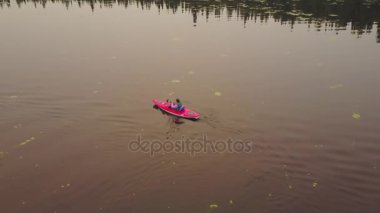 İki kırmızı kayaks havadan görünümü nilüferler, Alberta, Kanada ile büyük göl kenarında