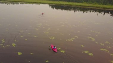 İki kırmızı kayaks havadan görünümü nilüferler, Alberta, Kanada ile büyük göl kenarında