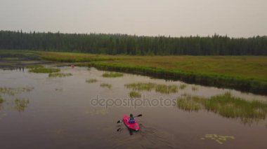 İki kırmızı kayaks havadan görünümü nilüferler, Alberta, Kanada ile büyük göl kenarında
