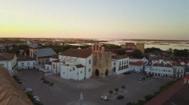Faro hava görünümünü ile tarihi kent merkezine ve Ria Formosa, Algarve, Portekiz ortasında tarihi katedral