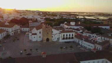 Faro hava görünümünü ile tarihi kent merkezine ve Ria Formosa, Algarve, Portekiz ortasında tarihi katedral