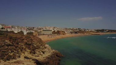 Turistler ve sahil Algarve, Portekiz Mimarlık ile güneşli Albureira plaj