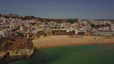 Turistler ve sahil Algarve, Portekiz Mimarlık ile güneşli Albureira plaj