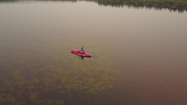 Αεροφωτογραφία Του Δύο Κόκκινα Καγιάκ Στη Μεγάλη Λίμνη Νούφαρα Αλμπέρτα — Αρχείο Βίντεο