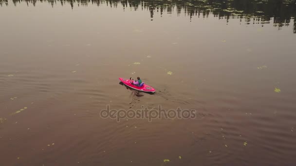 两个红色皮艇在大湖上的鸟瞰图睡莲 阿尔伯塔 加拿大 — 图库视频影像