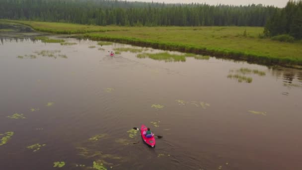 Luchtfoto Zicht Van Twee Rode Kajaks Grote Vijver Met Waterlelies — Stockvideo