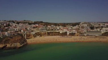 Turistler ve sahil Algarve, Portekiz Mimarlık ile güneşli Albureira plaj