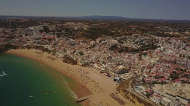 Turistler ve sahil Algarve, Portekiz Mimarlık ile güneşli Albureira plaj